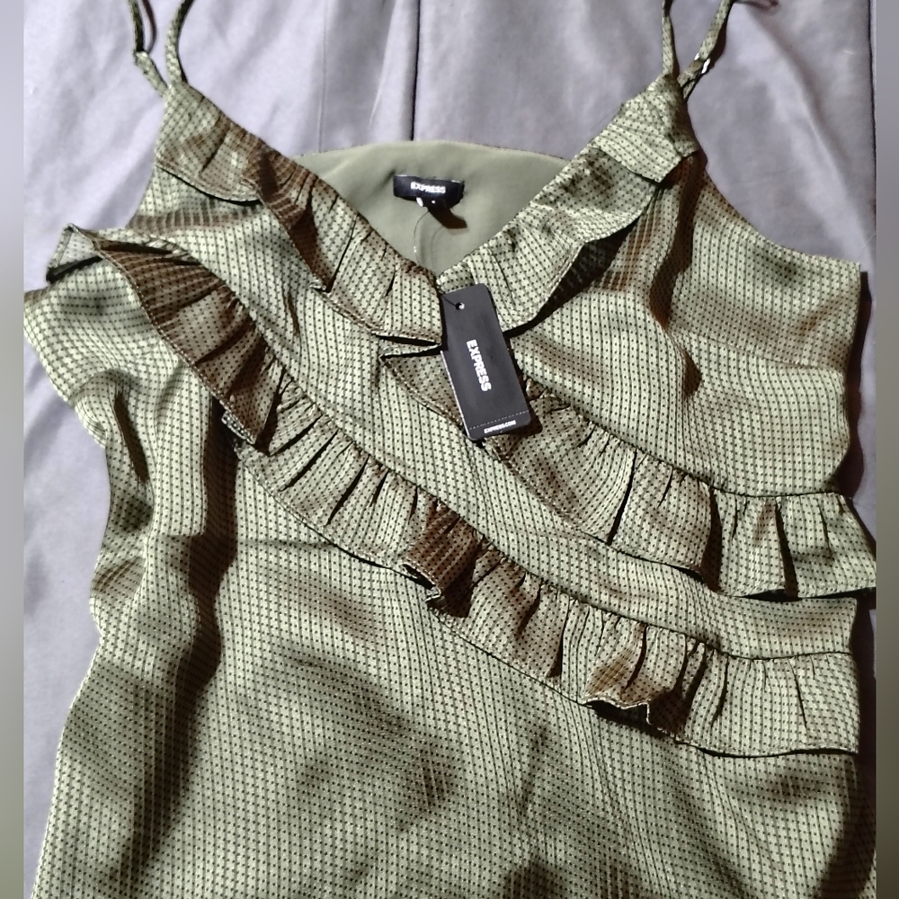 NWT Express Green Ruffled Top - Picture 2 of 4